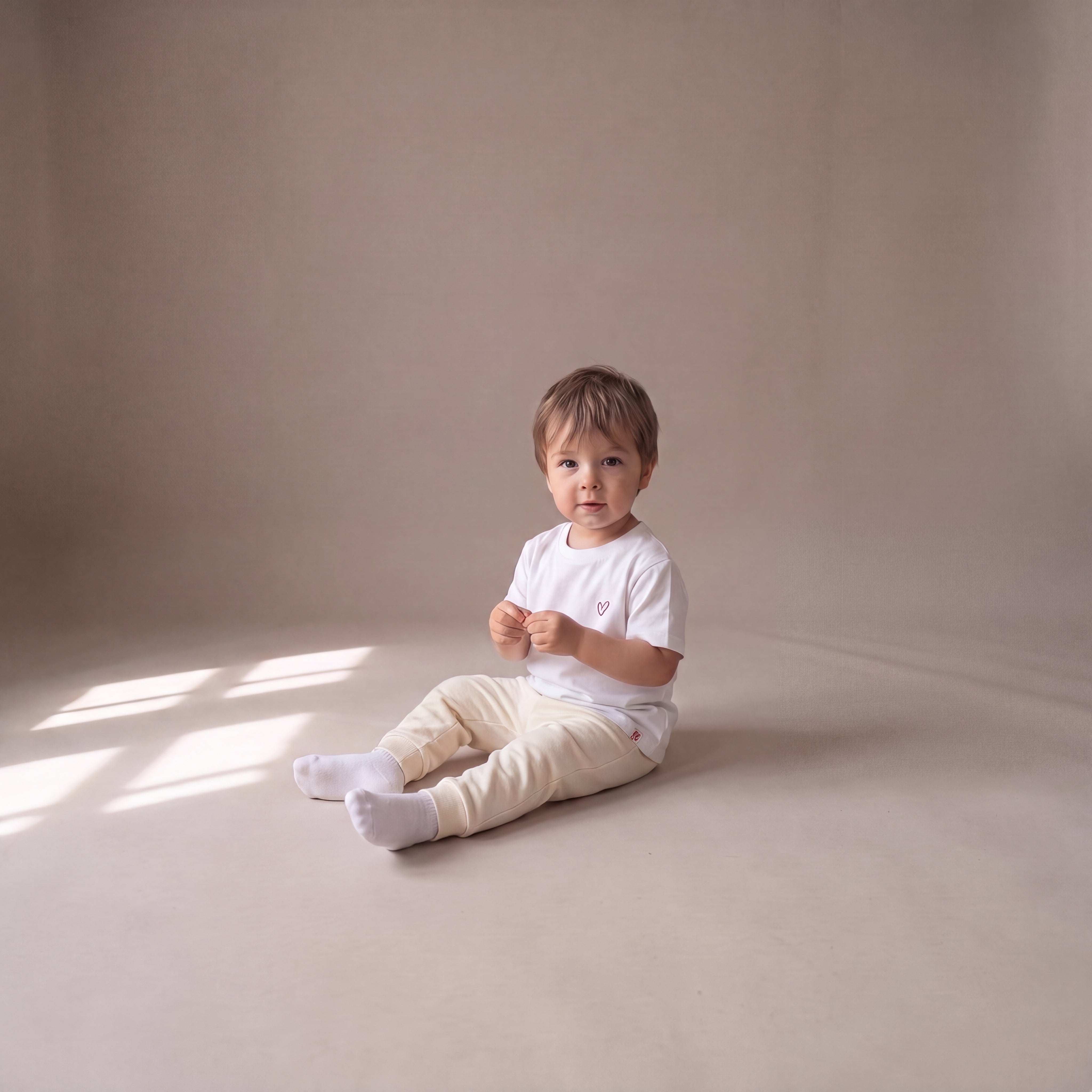Entdeckerherz – Set mit Off-White-Jogginghose (Baby)