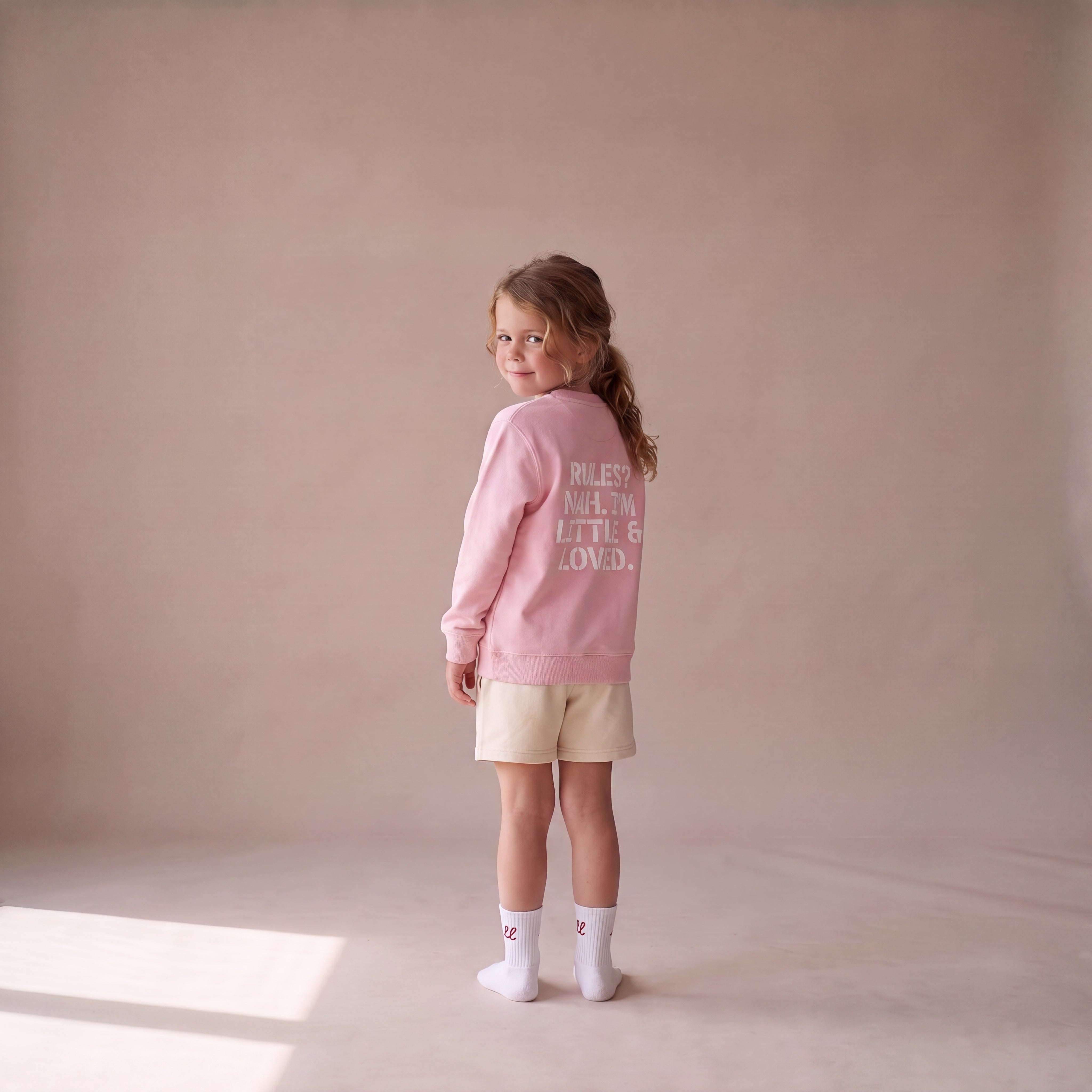 RULES? NAH. I'M LITTLE & LOVED. – Sweatshirt – getragen (Kind)