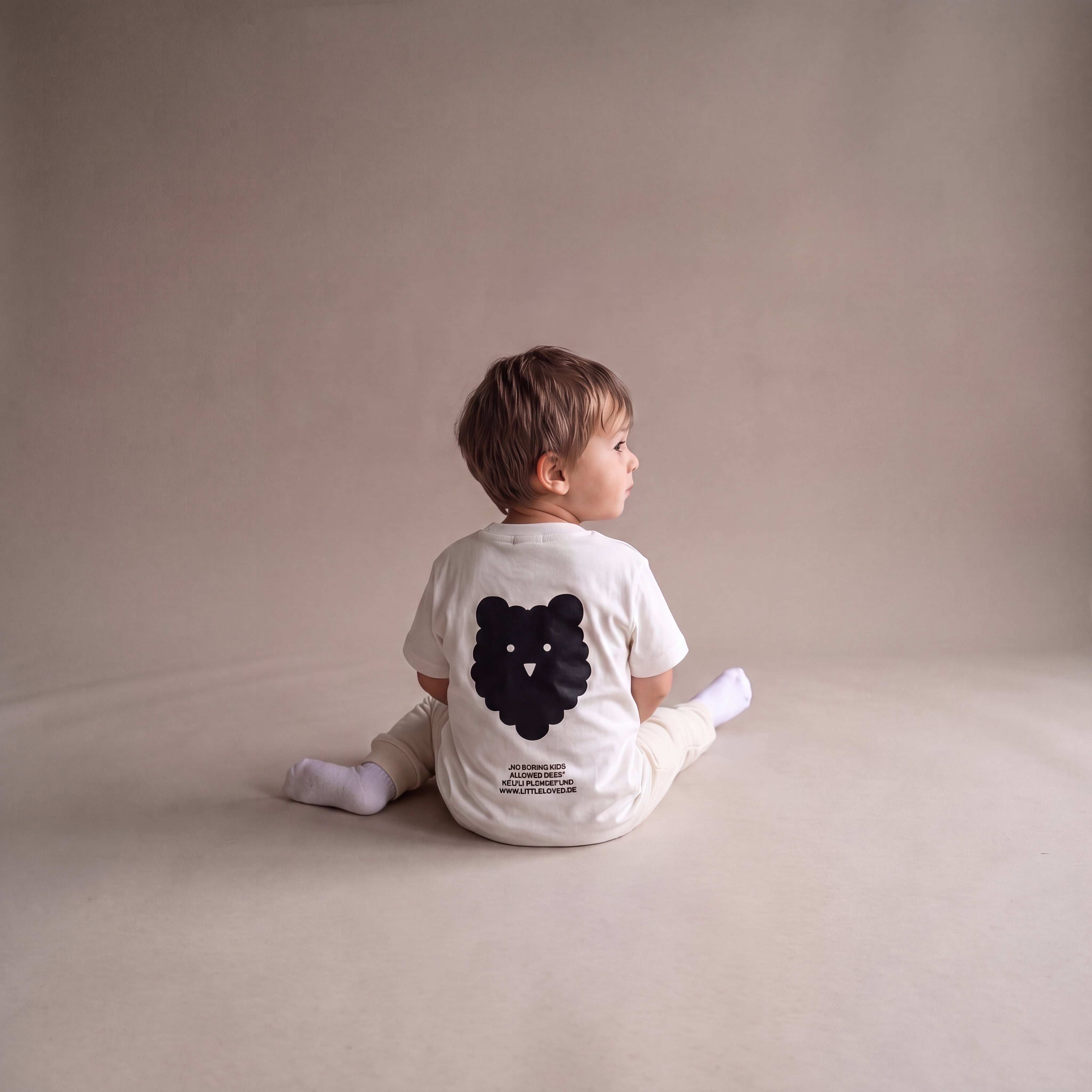 NO BORING KIDS ALLOWED HERE. – Set mit Off-White-Jogginghose (Baby)