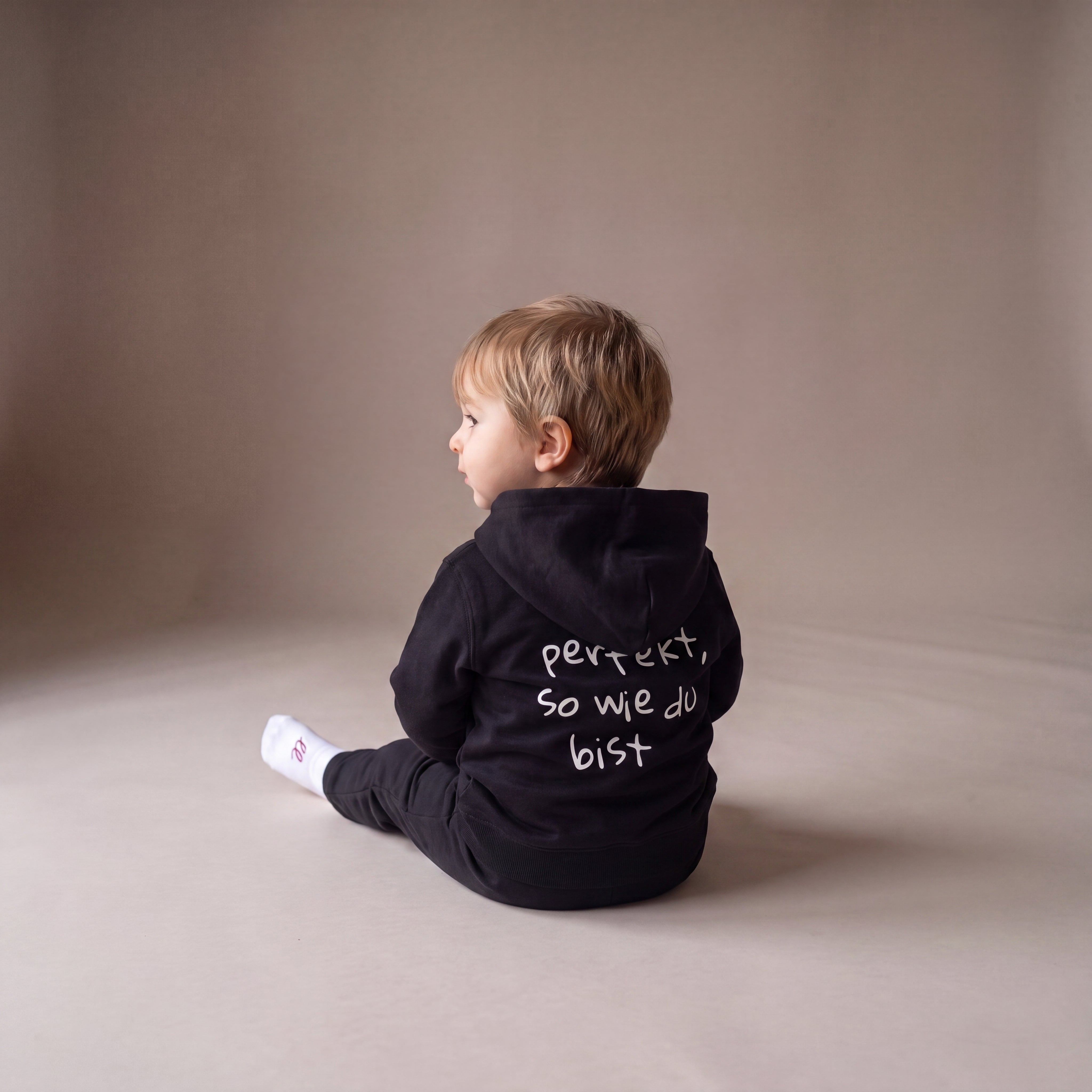 Perfekt, so wie du bist – Hoodie – getragen (Baby)