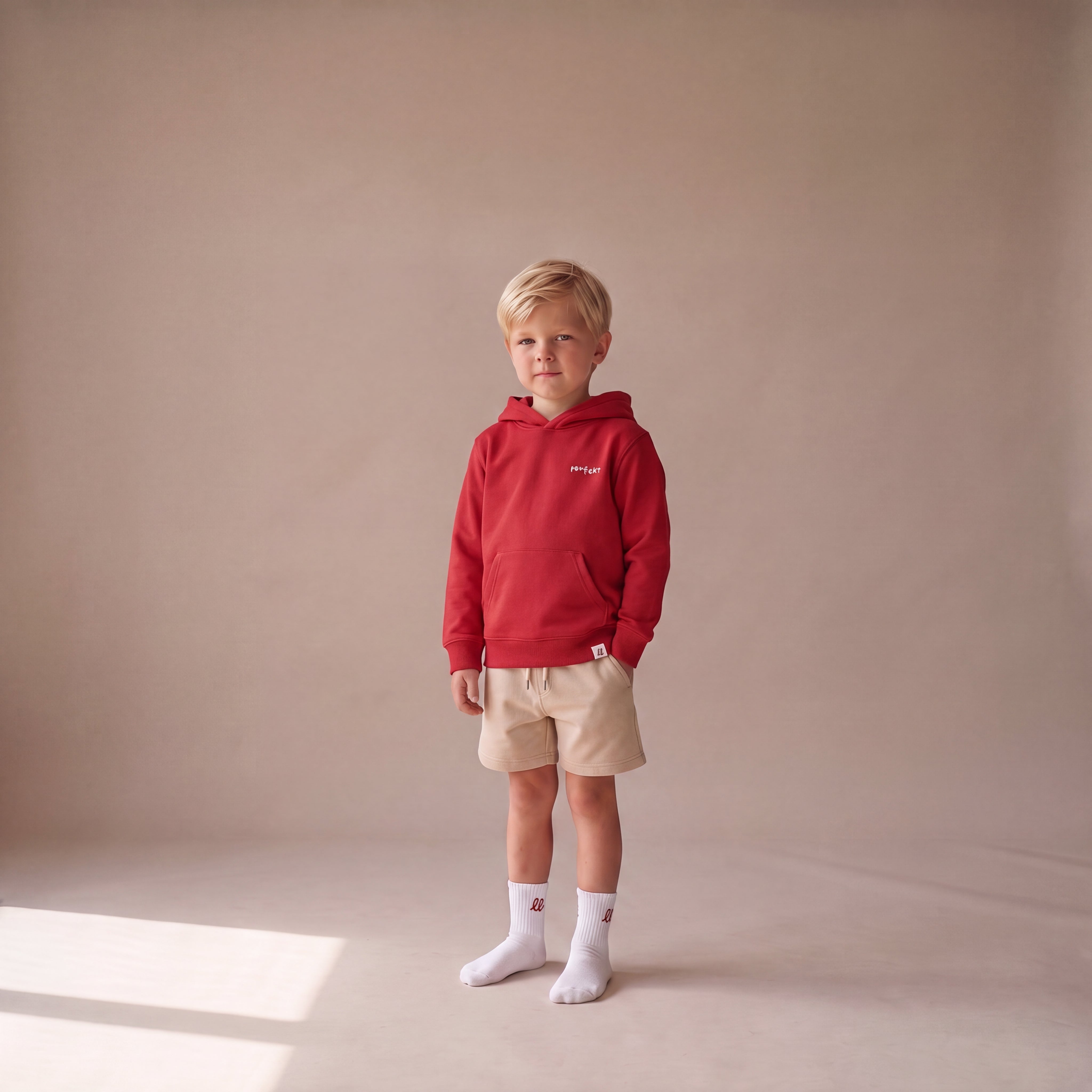 Perfekt, so wie du bist – Hoodie – getragen (Kind, rot)