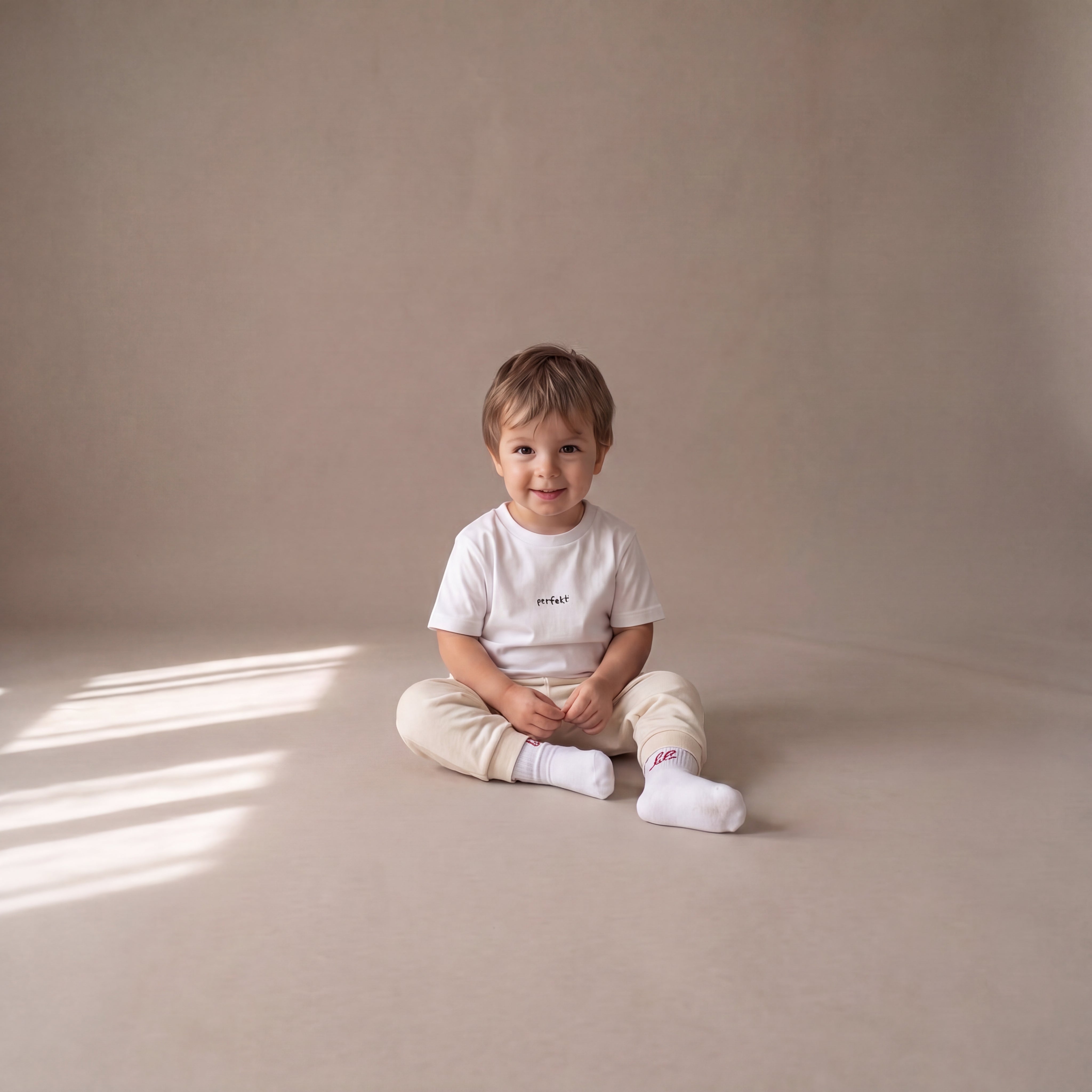 Perfekt, so wie du bist – Set mit Off-White-Jogginghose (Baby)