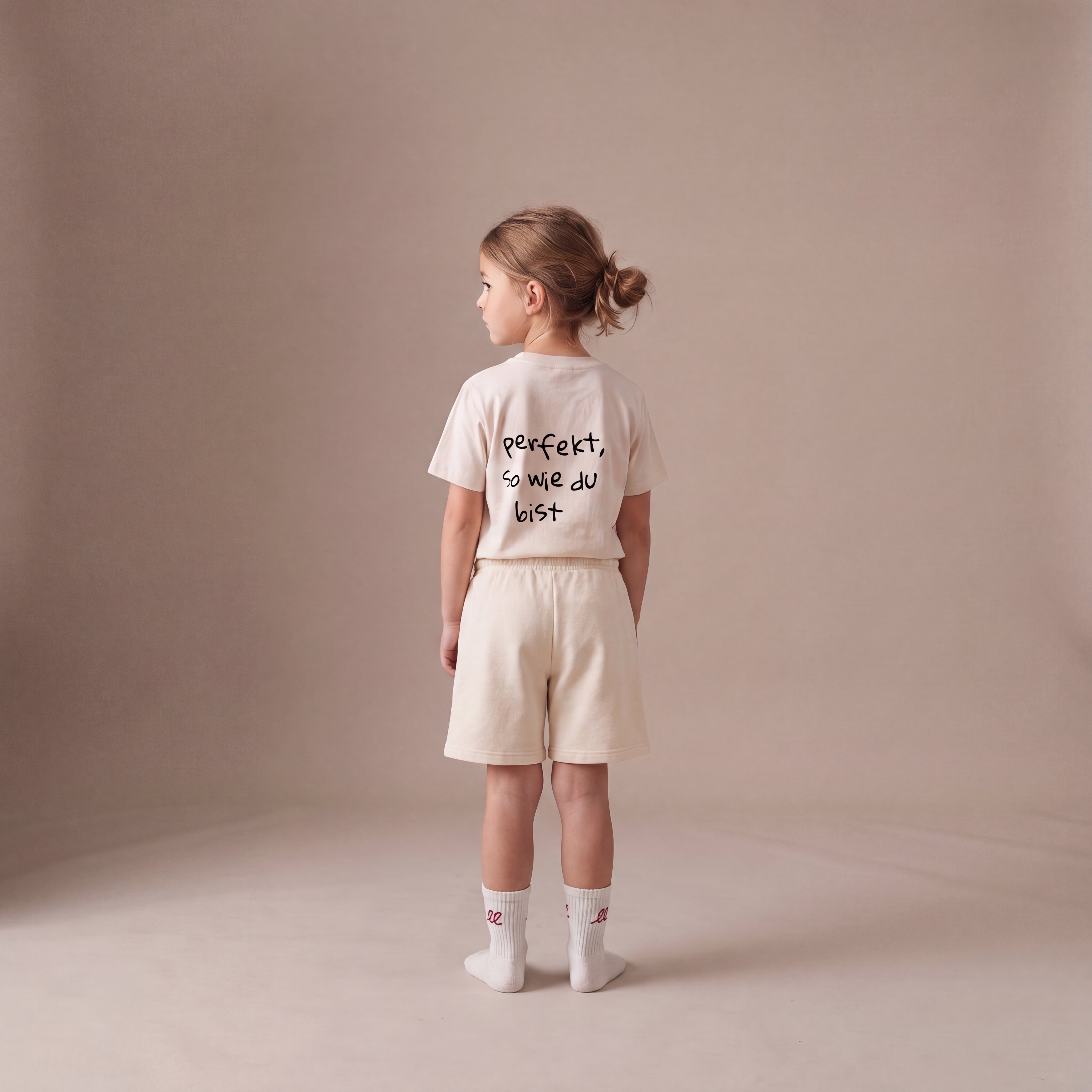 Perfekt, so wie du bist – Set mit Off-White-Shorts (Kind)