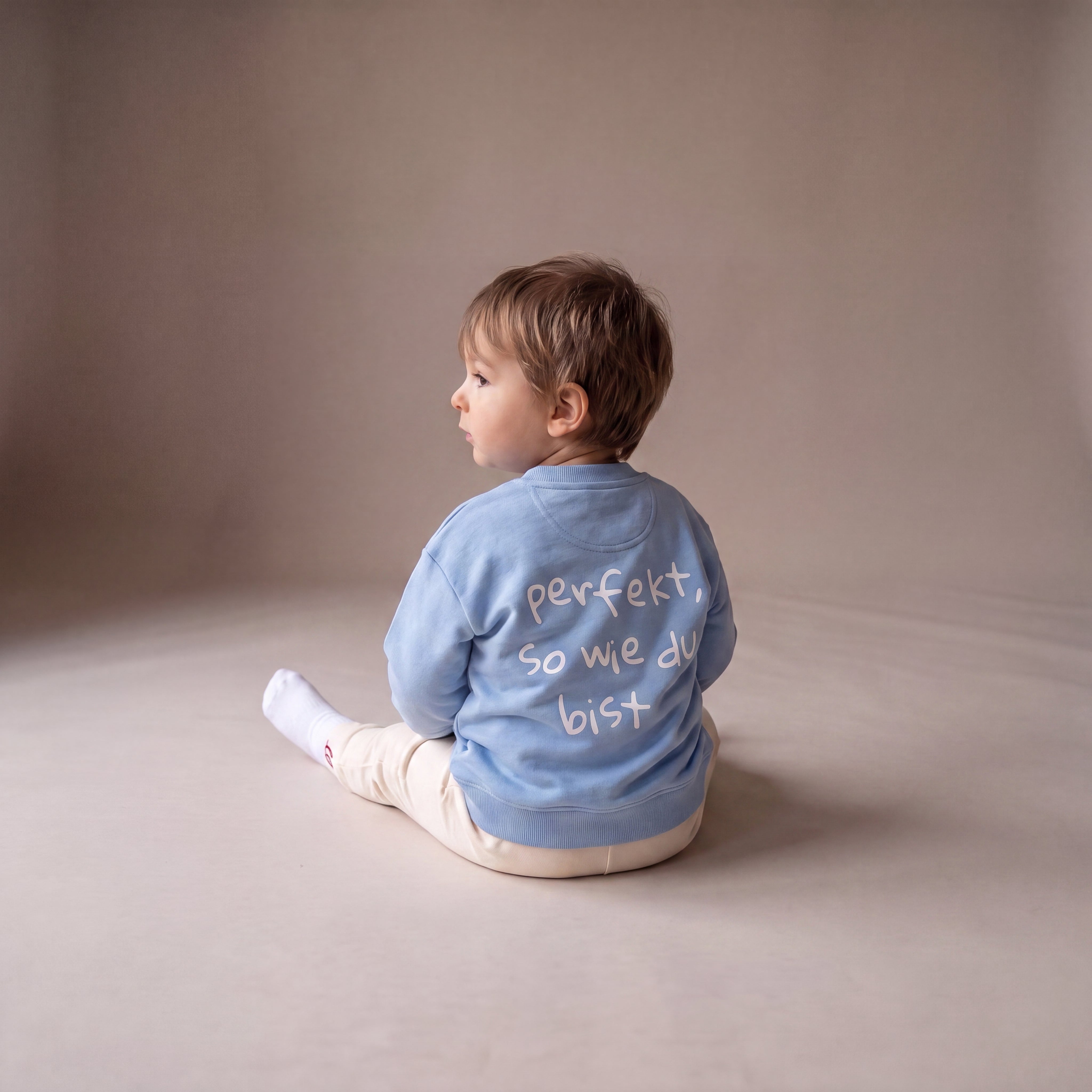 Perfekt, so wie du bist – Sweatshirt – getragen (Baby)