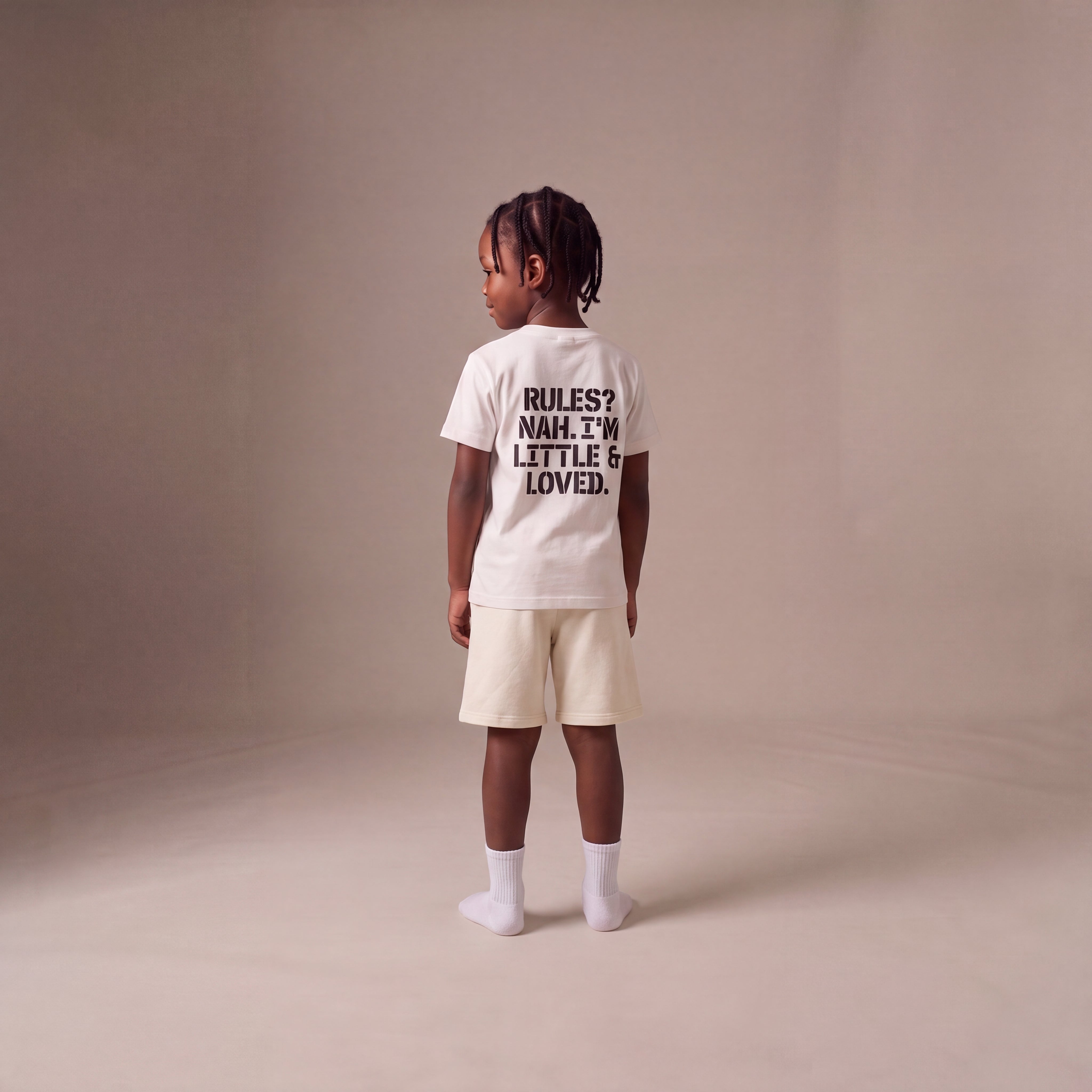 RULES? NAH. I'M LITTLE & LOVED. – Set mit Off-White-Shorts (Kind)