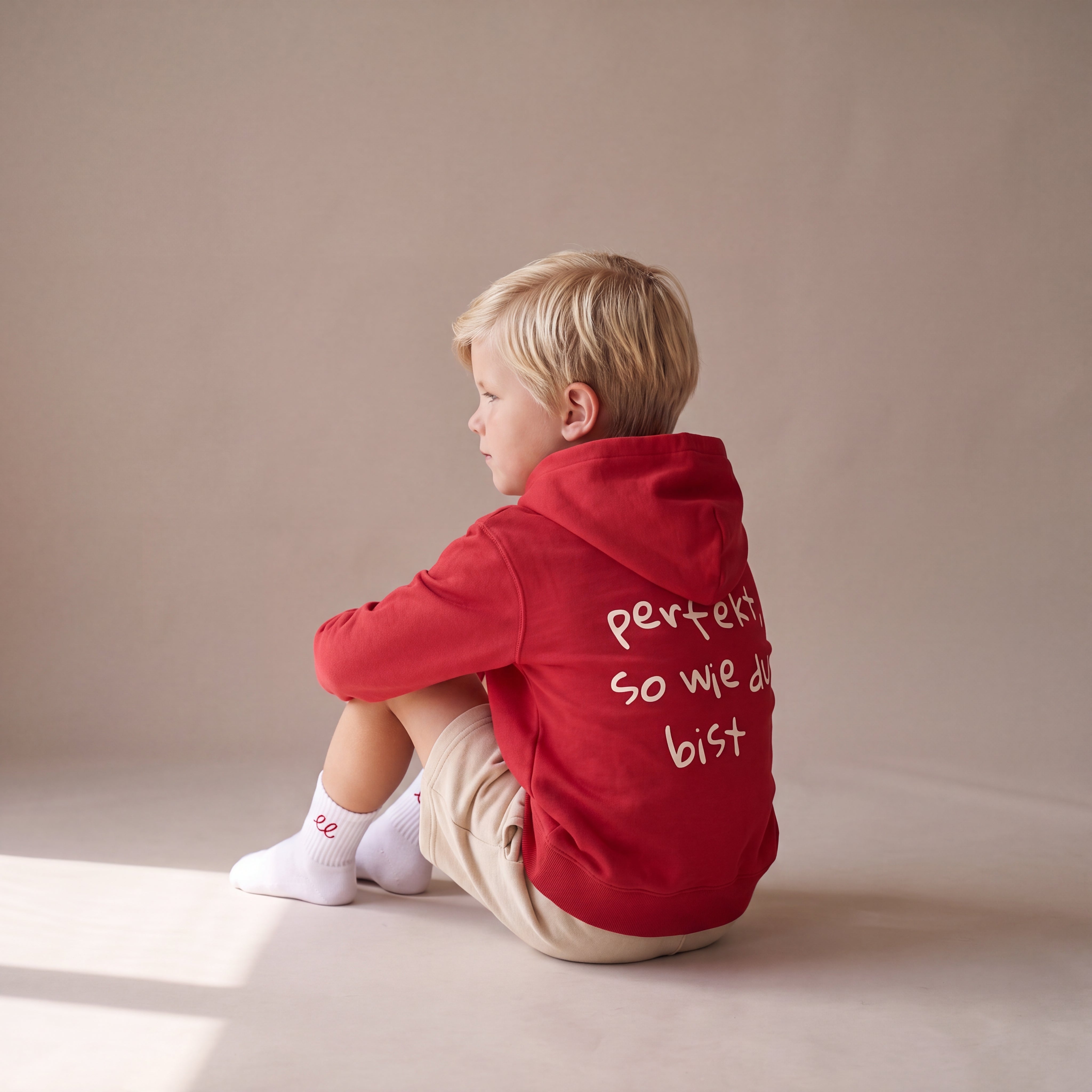 Perfekt, so wie du bist – Hoodie – getragen (Kind, rot)