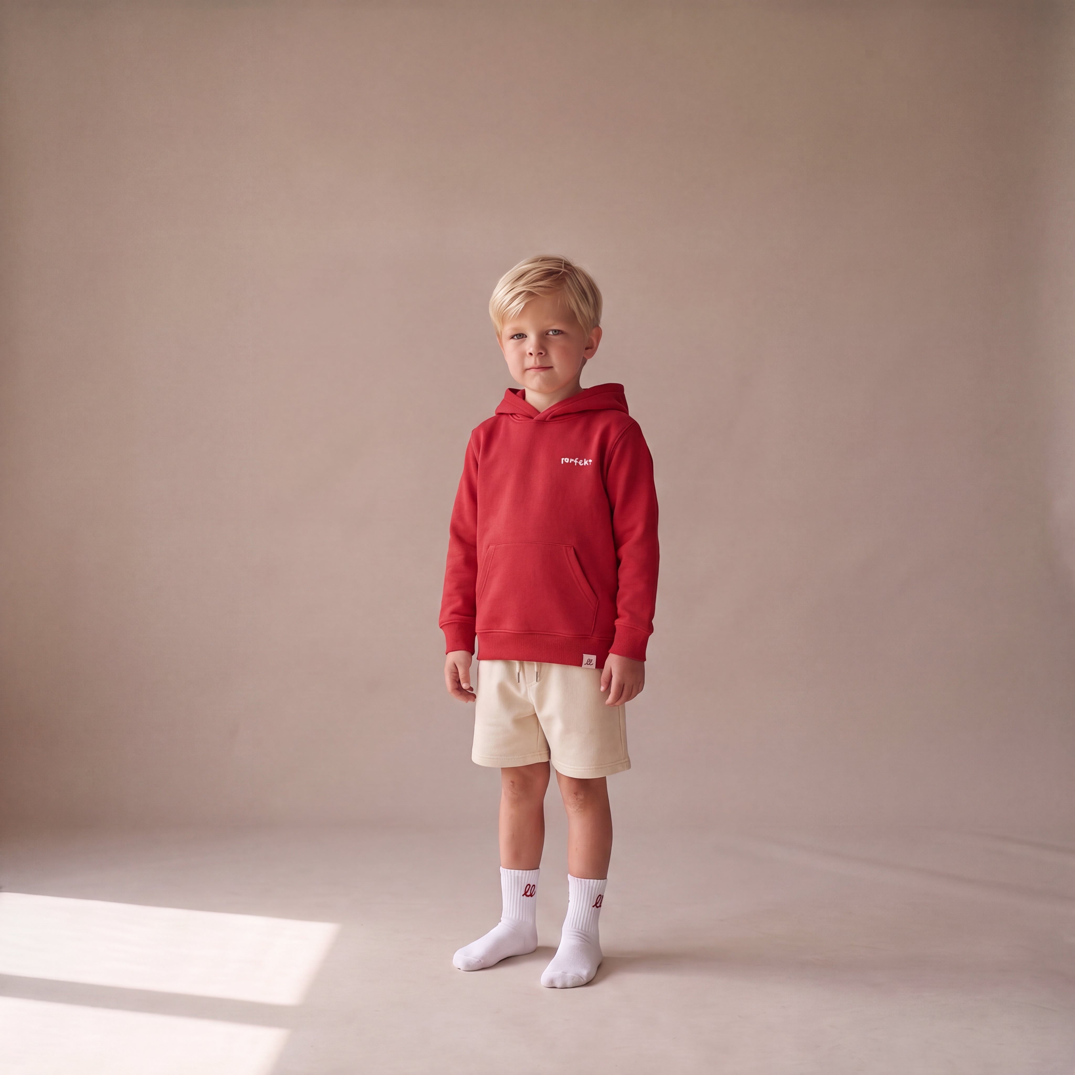Perfekt, so wie du bist – Hoodie – getragen (Kind, rot)