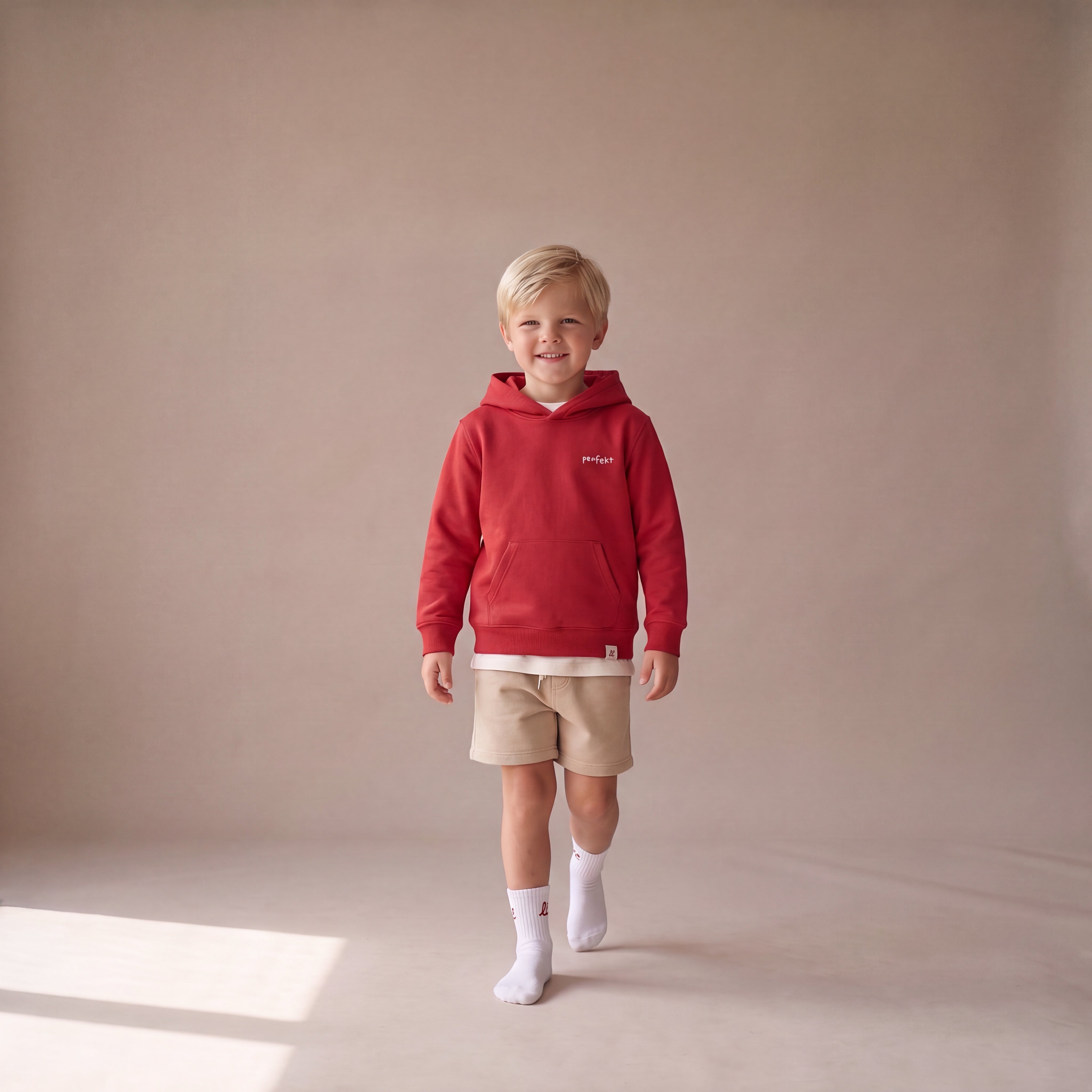 Perfekt, so wie du bist – Hoodie – getragen (Kind, rot)
