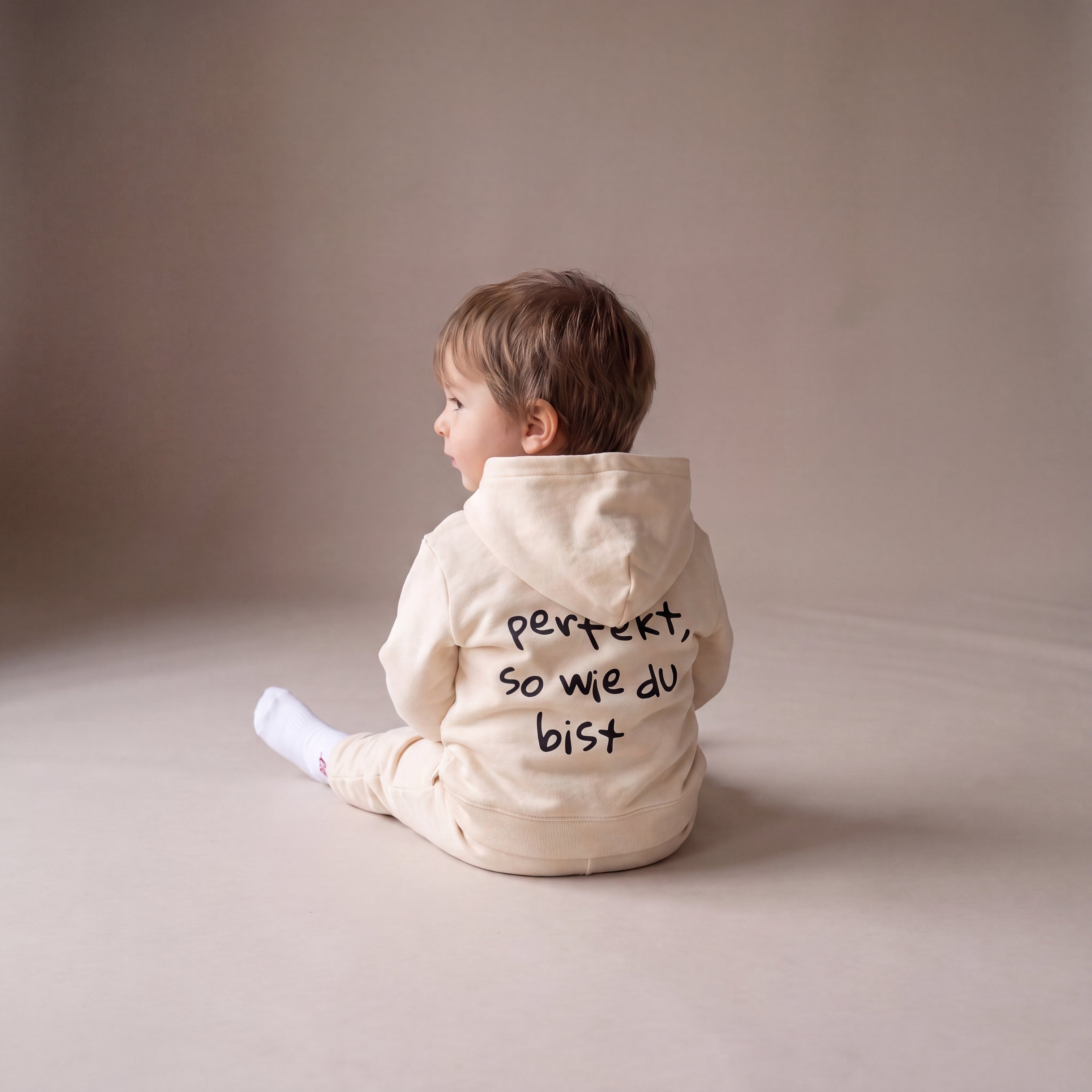 Perfekt, so wie du bist – Hoodie – getragen (Baby)