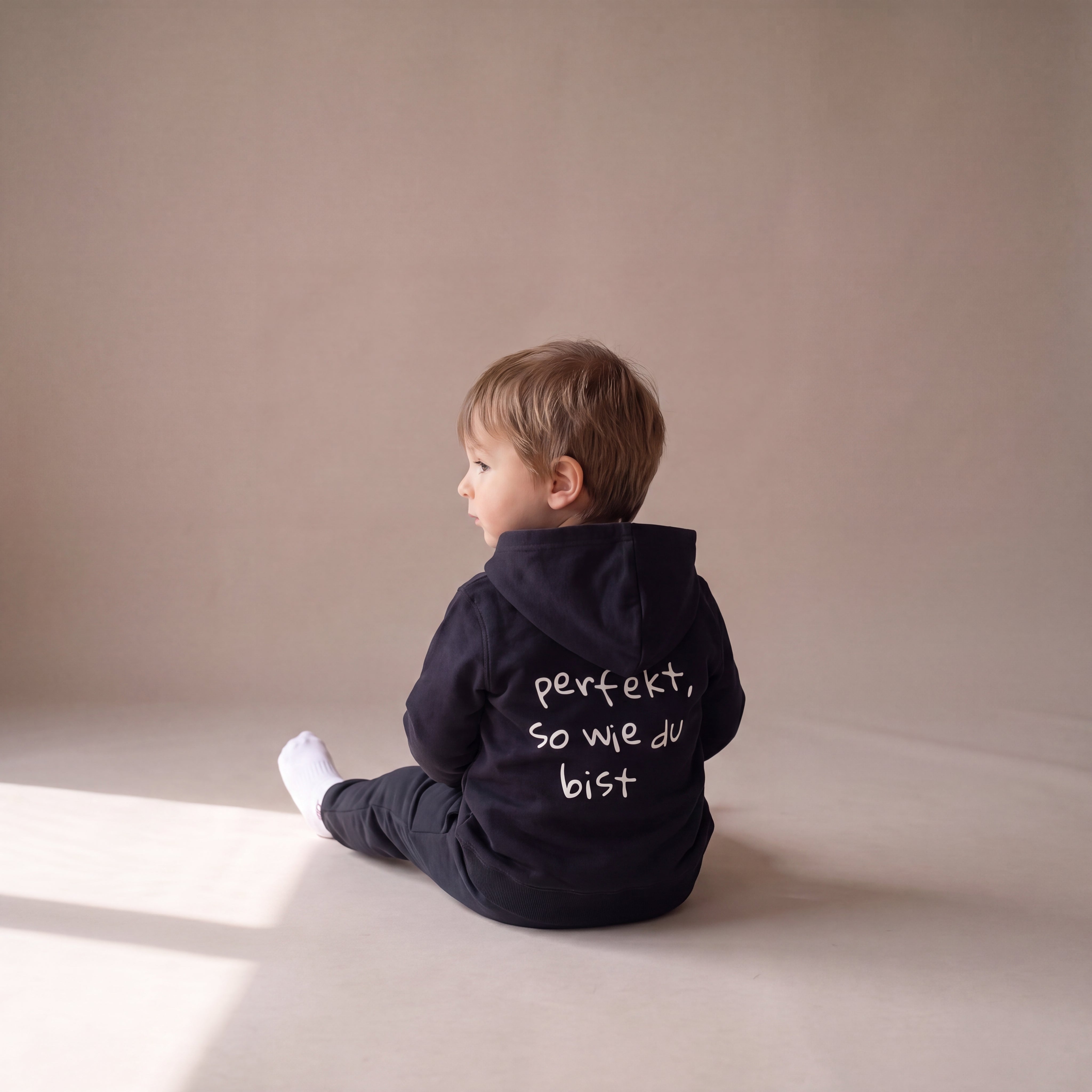 Perfekt, so wie du bist – Zip-Hoodie – getragen (Baby)