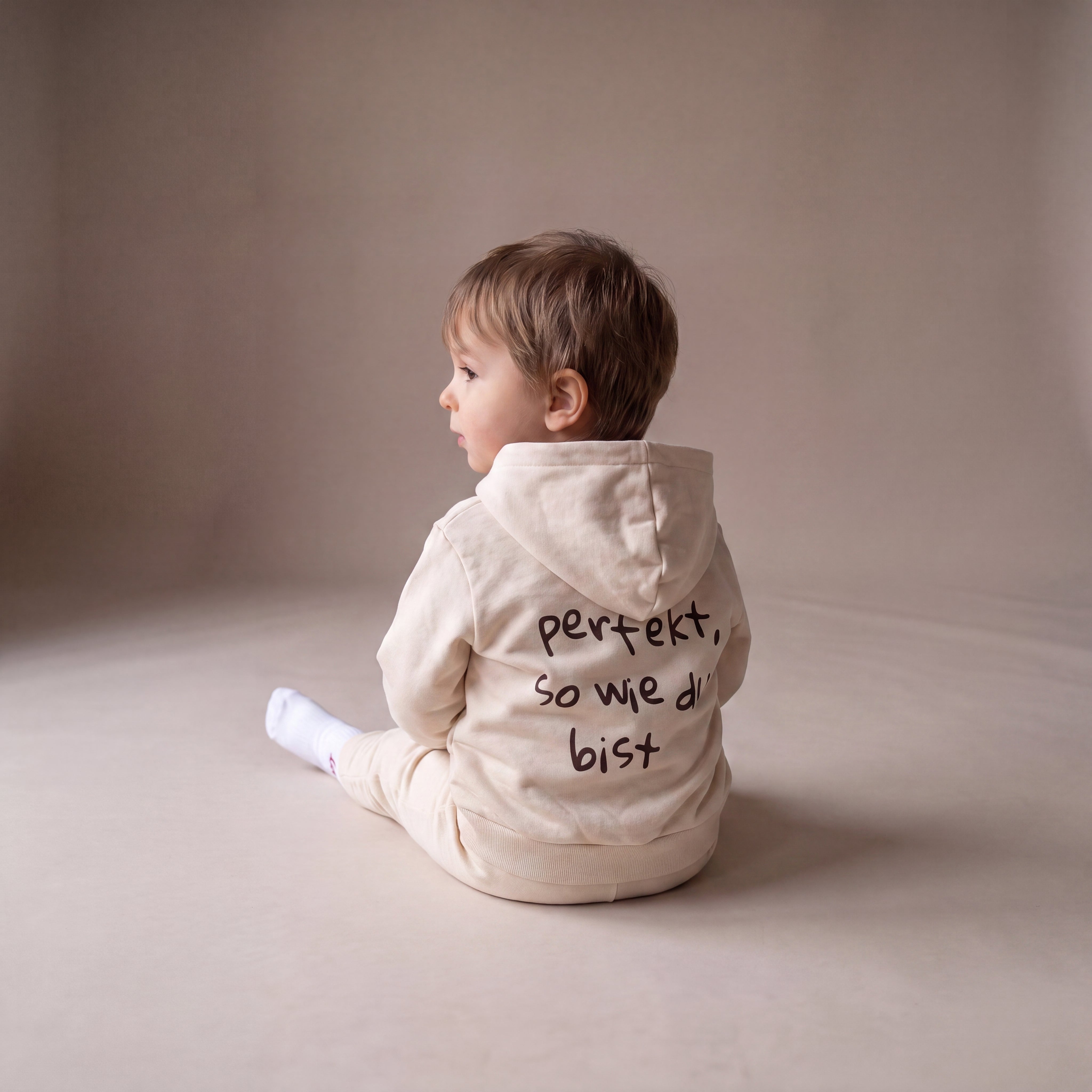 Perfekt, so wie du bist – Zip-Hoodie – getragen (Baby)