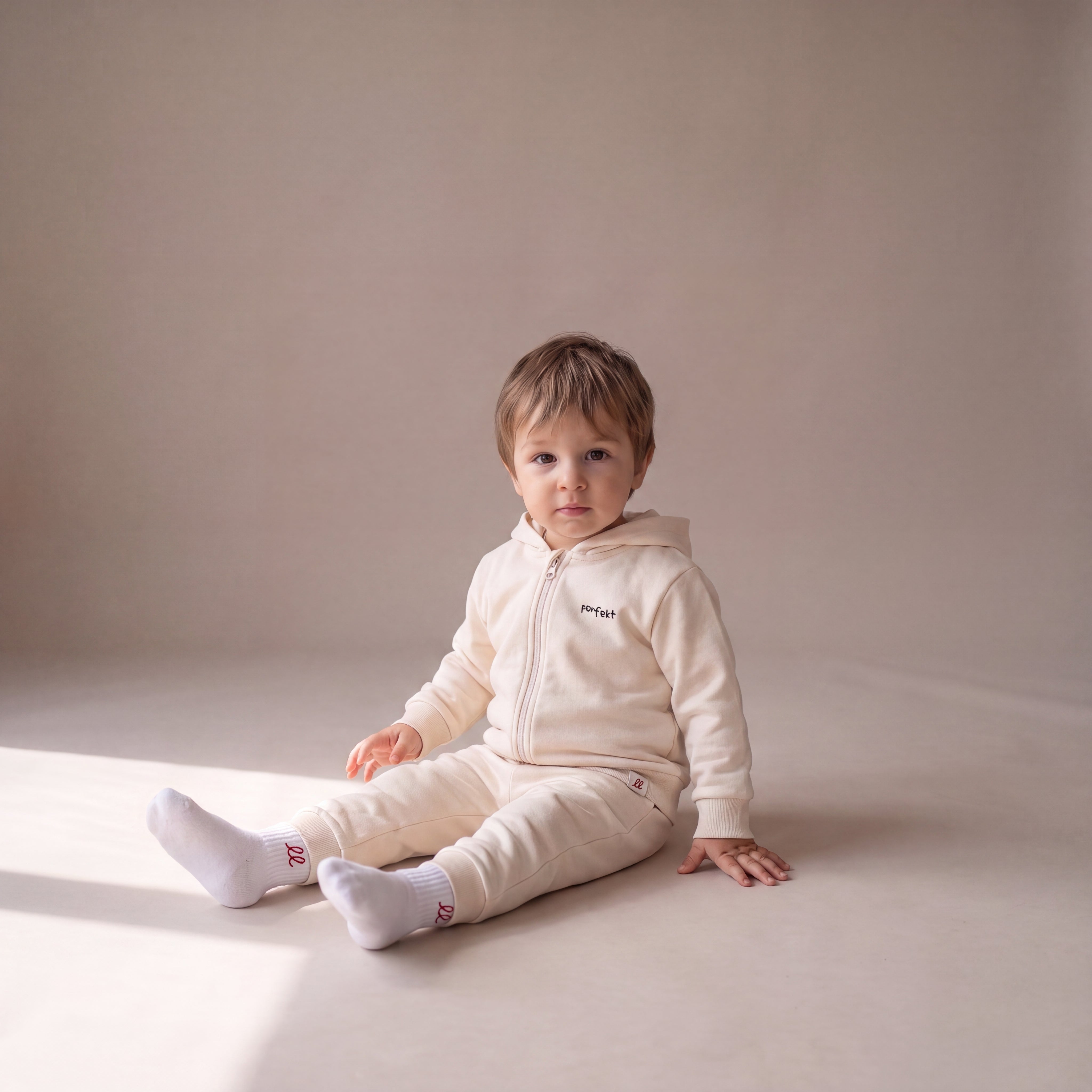 Perfekt, so wie du bist – Zip-Hoodie – getragen (Baby)